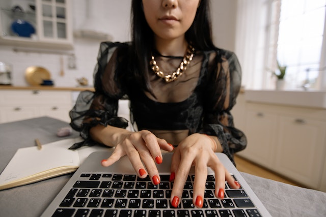 Escrever um post blog é diferente de um post para redes sociais, então, você deve ficar atento ao seu objetivo com o conteúdo. Imagem de cottonbro studio no Pexels